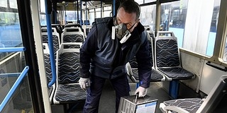 Csökken a járatok száma, ingyen utazhatnak a helyközi közlekedésben az egészségügyisek