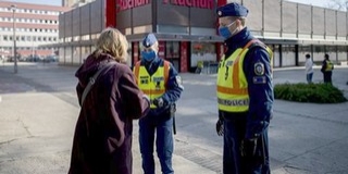 A rendőrök folyamatosan ellenőrzik a kijárási korlátozás szabályainak betartását