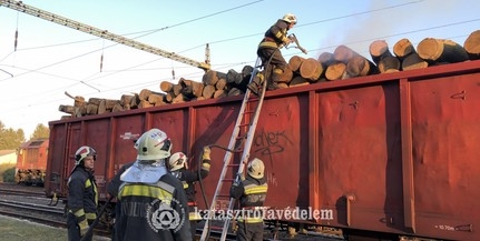 Rönkfa kapott lángra egy szerelvényen egy baranyai vasútállomáson