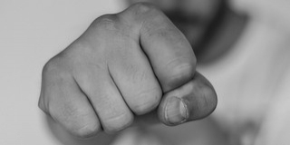 Élőben közvetítette, ahogy a zsinagóga előtt megvert egy férfit Élőben közvetítette, ahogy a zsinagóga előtt megvert egy férfit