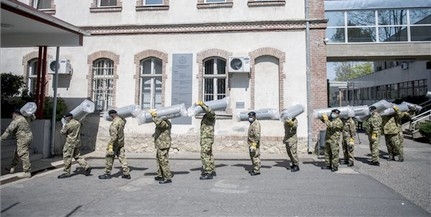 Katonai tábori ágyakat szállítottak Pécsre