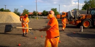 Nagyon berágtak a közutasok, nekiestek a vírusnak - Videó