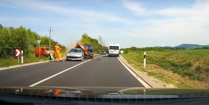 Durva balesetet rögzített egy autós fedélzeti kamerája - Videó!