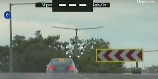 Csaknem 150-nel rongyolt át a tiloson egy autós Pécsett - Videó! Csaknem 150-nel rongyolt át a tiloson egy autós Pécsett - Videó!