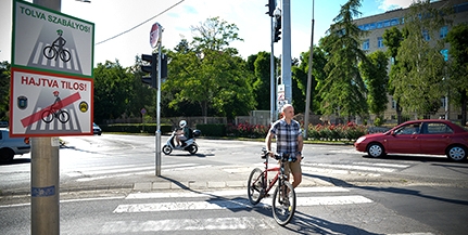 A zebrán tolja, ne tekerje! – Figyelmeztető táblákat helyeztek ki a rendőrök a bicikliseknek