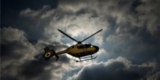 Mély árokba zuhant egy kocsi Baranyában, mentőhelikopter érkezett Mély árokba zuhant egy kocsi Baranyában, mentőhelikopter érkezett