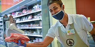 A hús és a szalámi mellé jó szó is jár a vevőknek Orsós Ferenctől, a békebeli pécsi boltostól