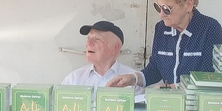A pécsi vásárban árulta legújabb könyvét Moldova György A pécsi vásárban árulta legújabb könyvét Moldova György