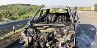 Kigyulladt és fémtisztára égett egy kocsi a sztrádán Baranyában Kigyulladt és fémtisztára égett egy kocsi a sztrádán Baranyában