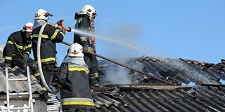 Lángra kapott egy családi ház teteje Belvárdgyulán Lángra kapott egy családi ház teteje Belvárdgyulán