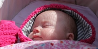 Míg kocsmázott, órákra a napon hagyta csecsemőjét a babakocsiban egy pécsi nő