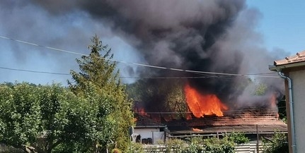 Lángolt egy ház tetőszerkezete Komlón, gázpalackok is voltak ez épületben Lángolt egy ház tetőszerkezete Komlón, gázpalackok is voltak ez épületben