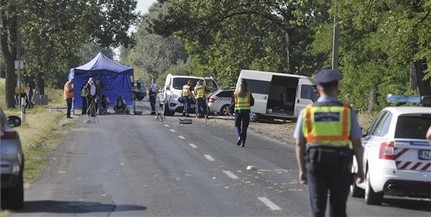 Buszmegállóba csapódott egy kisbusz, ketten meghaltak