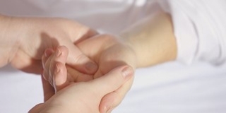 Jó ember-díjat kapott a betegeket segítő Balogh Enikő