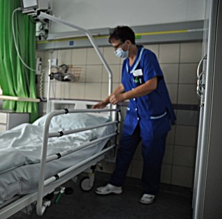 Korszerű kórházi ágyak is segítik a betegek gyógyulását a pécsi klinikákon Korszerű kórházi ágyak is segítik a betegek gyógyulását a pécsi klinikákon