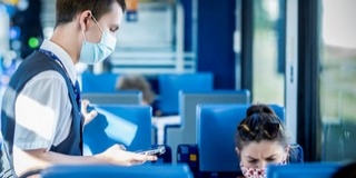 Megvertek egy kalauzt, aki a maszk használatára figyelmeztetett egy utast Megvertek egy kalauzt, aki a maszk használatára figyelmeztetett egy utast