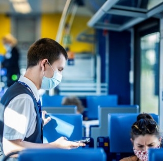 Megvertek egy kalauzt, aki a maszk használatára figyelmeztetett egy utast Megvertek egy kalauzt, aki a maszk használatára figyelmeztetett egy utast