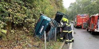 Szabadnapos tűzoltók szabadították ki a sofőrt Szabadnapos tűzoltók szabadították ki a sofőrt