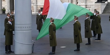 Félárbócra engedték a nemzeti lobogót a Parlament előtt