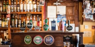 Egy hónapra bezárnak a bárok és a kávéházak Brüsszelben