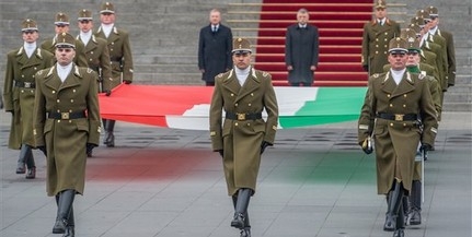 Felvonták a nemzeti lobogót a Parlament előtt