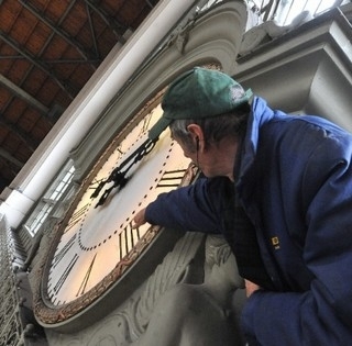 Ismét tekergethetjük az órákat, vasárnap kezdődik a nyári időszámítás