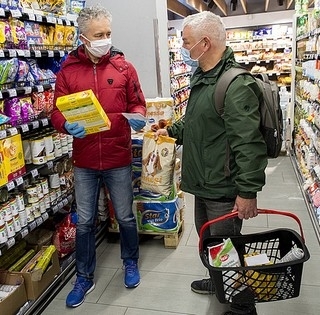 Ismét jön az idősáv, hétköznap 9 és 11 óra között csak az idősek vásárolhatnak Ismét jön az idősáv, hétköznap 9 és 11 óra között csak az idősek vásárolhatnak
