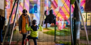 Fényfestéssel vidították fel a pécsi klinikán karácsonyozó kisgyermekeket