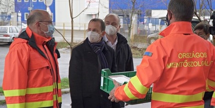 Szilveszteri menüvel lepte meg Őri László a szolgálatban lévő baranyai mentősöket