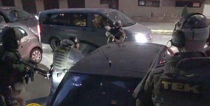 Kommandósok csaptak le egy fegyvert és lőszereket rejtegető párra Pécsett - Videó!