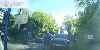 Elállta az utat egy autós, egy másik ezt szóvá tette, mire jöttek a rokonok...Videó! Elállta az utat egy autós, egy másik ezt szóvá tette, mire jöttek a rokonok...Videó!