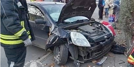 Súlyos baleset történt a Komlói úton, buszmegállóba csapódott egy autó