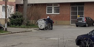 Fémdobozok után kutatnak a hajléktalanok a kukákban – Ennyi pénzt kapnak a visszaváltásért