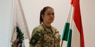 Az utcán mentette meg egy ember életét egy katonanő