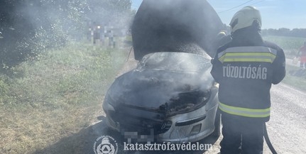 Lángolt egy autó Pécsen, a tűzoltók oltották el