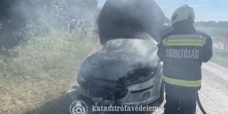 Lángolt egy autó Pécsen, a tűzoltók oltották el Lángolt egy autó Pécsen, a tűzoltók oltották el