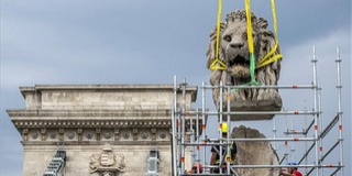 Elhagyta őrhelyét a Lánchíd egyik oroszlánja