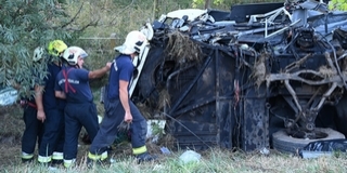 Tragédia! Többen meghaltak egy buszbalesetben az M7-esen