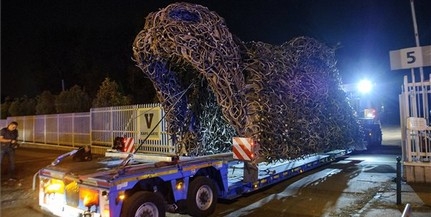 Megérkezett a monumentális szarvasagancs-kapu