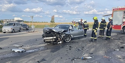 Összeütközött két autó a 6-os főúton, Pécs közelében