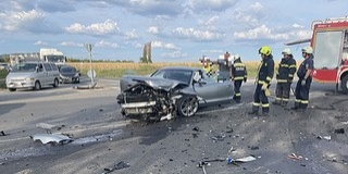 Összeütközött két autó a 6-os főúton, Pécs közelében