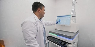 Csúcstechnológiás gép szolgálja a gének vizsgálatával foglalkozó kutatókat Pécsen