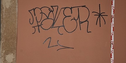A pécsi belvárosban firkált a falakra egy ostoba vandál