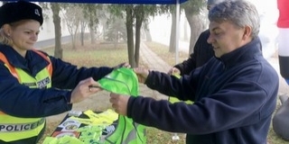 Nincs fényvisszaverője? Kaphat a baranyai zsaruktól!