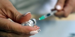 Egy 102 éves bácsi is megkapta a negyedik oltást Pécsett