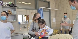 Csaknem négyszáz plüssfigurával lepte meg egy hálás szülő a gyermekklinikát - Videó!