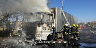 Lángra kapott egy nyerges vontató a 6-os főúton Lángra kapott egy nyerges vontató a 6-os főúton