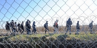 Brutális a helyzet a határon, özönlenek a migránsok
