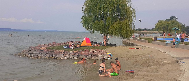 Tényleg aranyáron adják a lángost és minden mást is a Balatonnál? Íme, itt a valóság