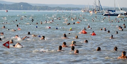 Újraélesztettek egy férfit a Balaton-átúszáson